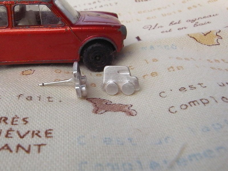 Jeep--- Little Car--Sterling Silver--Silver Tiny Car--Cute Car---Stud Earrings - ต่างหู - เงิน สีเทา