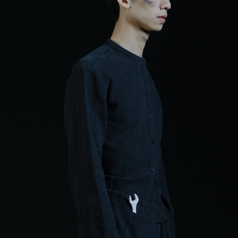 mandarin collar shirt with raw edge yoke - เสื้อเชิ้ตผู้ชาย - ผ้าฝ้าย/ผ้าลินิน สีดำ