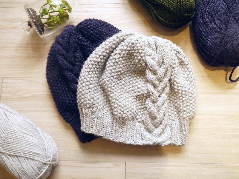 手作編織毛帽~ 美麗諾/寬鬆側邊麻花毛帽系列(灰) - 帽子 - 其他材質 灰色