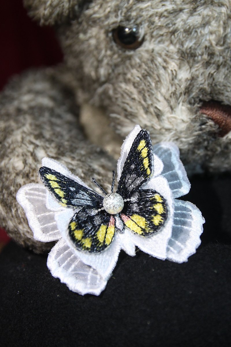 蝶の刺繍ピンバックルダブルクロス翼状針 - ブローチ - その他の素材 多色