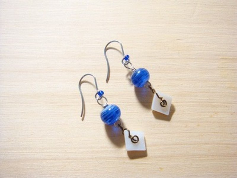 Yuzu Lin Liuli-glazed earrings-dark water blue mixed color-ball + shell style-can be changed to clip - ต่างหู - แก้ว สีน้ำเงิน
