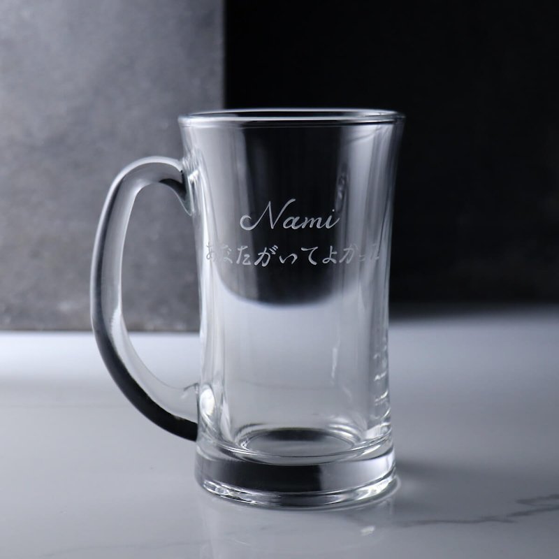 330cc【客製啤酒杯】馬克杯玻璃雕刻刻字畢業 - 酒杯/酒器 - 玻璃 透明