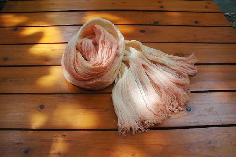 Pure vegetable dyes wool scarves - Clouds - ผ้าพันคอ - พืช/ดอกไม้ สึชมพู