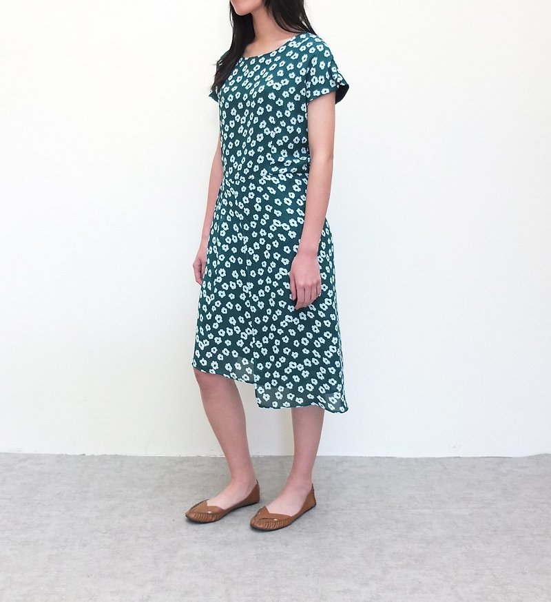 Forest green double-cut short-sleeved dress (with lithography) - ชุดเดรส - วัสดุอื่นๆ 