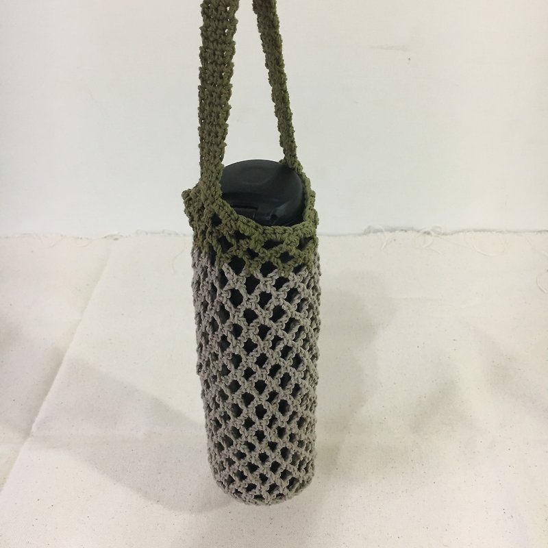 Bottled woven mesh bag, khaki matcha - กระเป๋าแมสเซนเจอร์ - ผ้าฝ้าย/ผ้าลินิน สีกากี