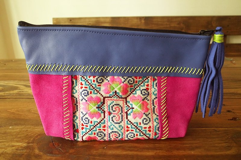 【Grooving the beats】[ Fair Trade] Leather and Suede Vintage Hmong Tribal Clutch Handmade Thailand / Cosmetic Bag（Pink） - Clutch Bags - Paper Pink