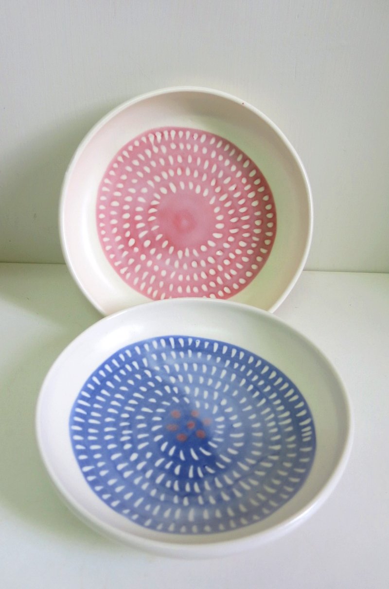 Raindrops - large ceramic plate blue / pink*handmade unique* - จานเล็ก - วัสดุอื่นๆ หลากหลายสี