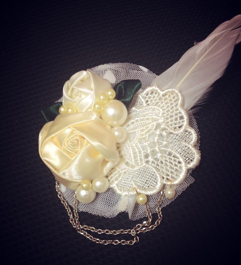 Personality lace rose corsage/clip - เข็มกลัด/ข้อมือดอกไม้ - วัสดุอื่นๆ ขาว