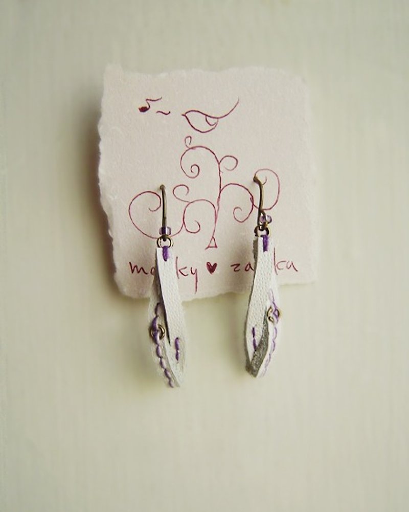 Love the earth. 016. Hand-stitched leather trim wire earrings. Dancing leaves. mash up. Classic personality mix - ต่างหู - หนังแท้ ขาว