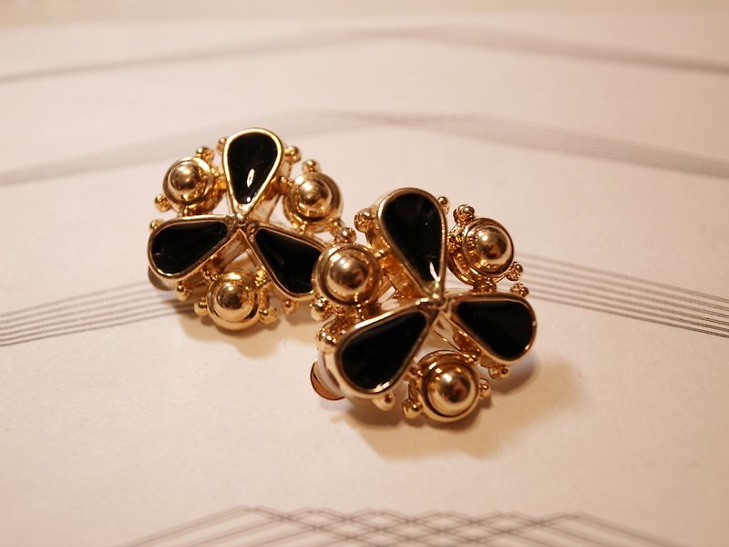 Carrie luxurious black clip-on earrings - ต่างหู - พลาสติก สีดำ