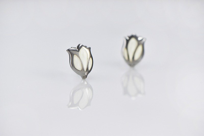 Tulip Earrings-Classic White - ต่างหู - โลหะ สีดำ