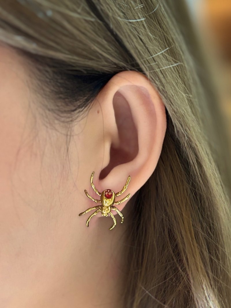 Spider earring in brass and red enamel - Earrings & Clip-ons - Other Metals 