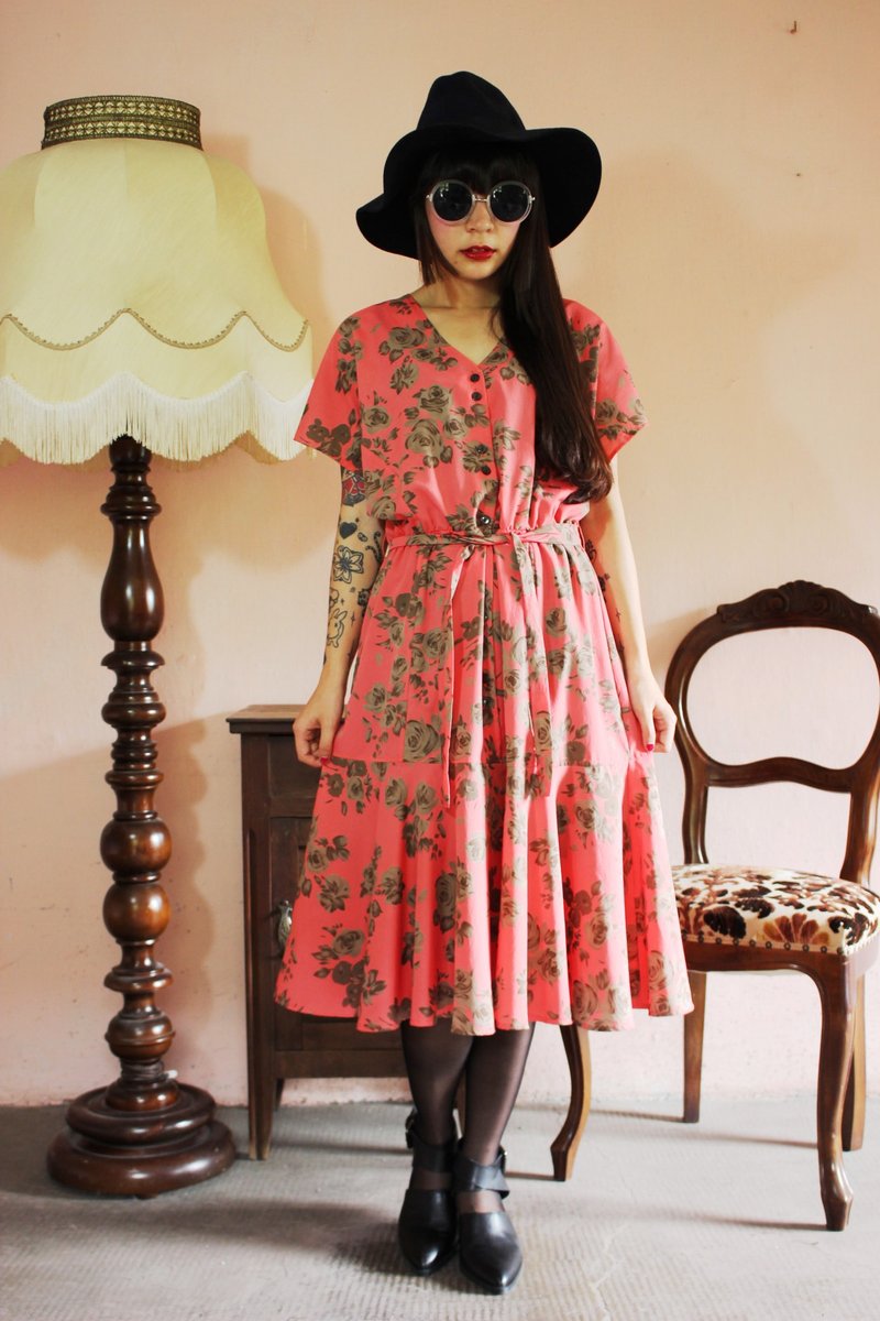 F1165 (Vintage) waist straps attached pink orange roses waves skirt vintage dress (wedding / picnic / party) - ชุดเดรส - วัสดุอื่นๆ สีส้ม