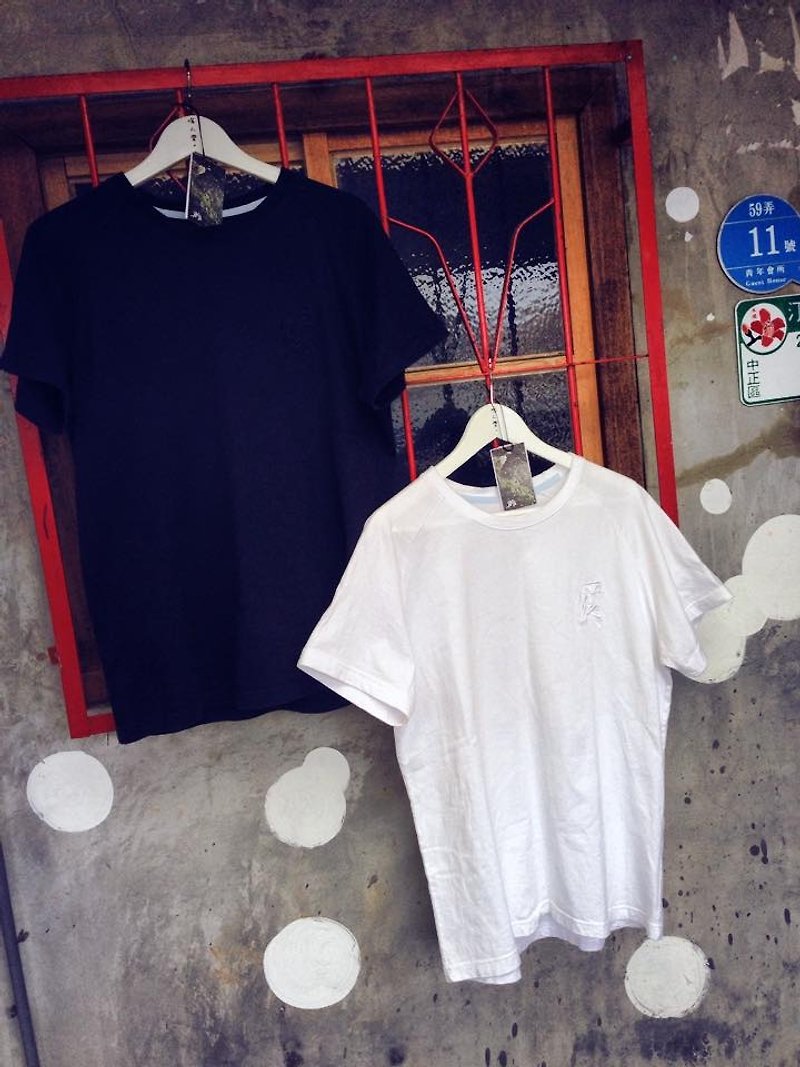 Moo love broken love Chinese clothes T-shirt black and white - เสื้อฮู้ด - วัสดุอื่นๆ สีดำ