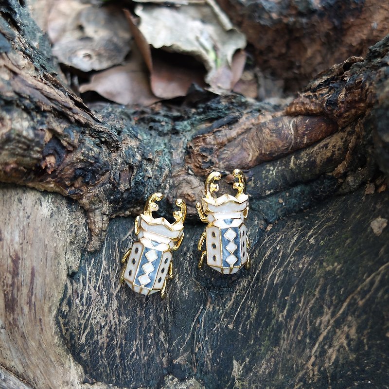 Glorikami White and Black Stag Beetle earrings - ต่างหู - โลหะ ขาว