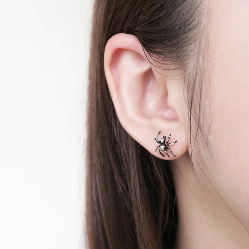 925 sterling silver black spider earrings or Clip-On pair - ต่างหู - เงินแท้ สีเทา