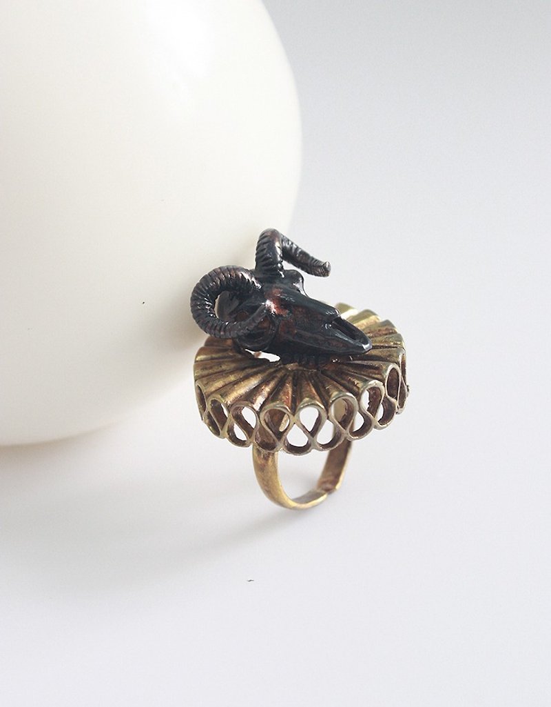 黄金の首輪 / ジュエリー / 調節可能なリングで仕上げられた黒の主ヤギ - リング - 金属 ゴールド