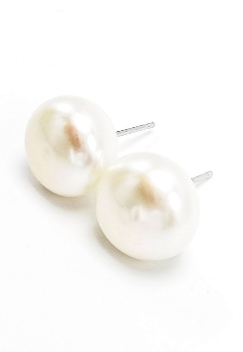 Retro Elegance: Handmade Silver Earrings of 12MM+ Flat Round White Pearls - Earrings & Clip-ons - Pearl White