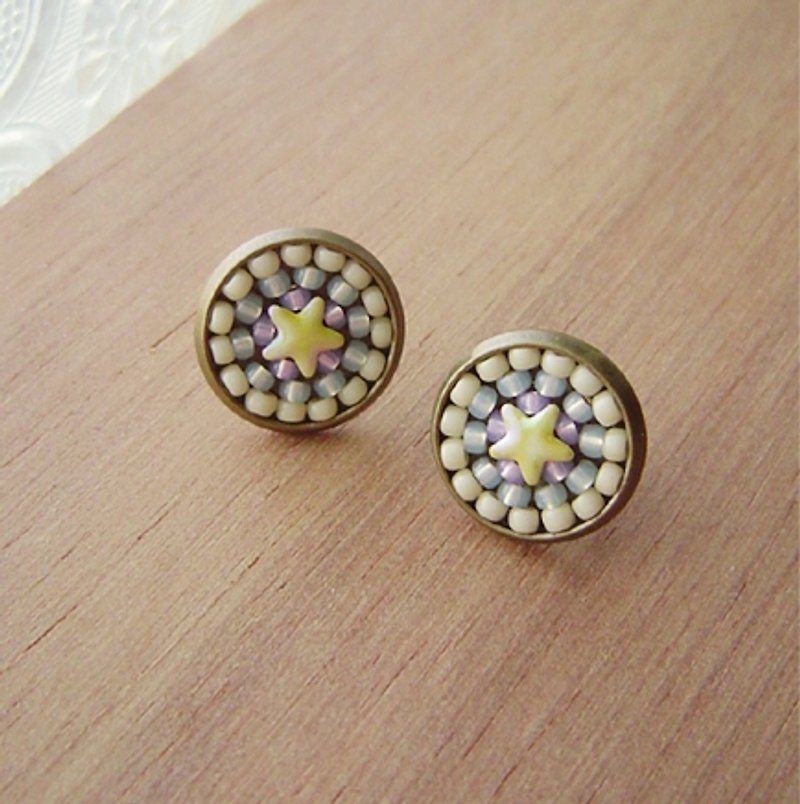 :: Tiles :: small stars (cream yellow + apple green + violets). Ear earrings round. Collage. Compared. Pretty. American - ต่างหู - โลหะ สีเหลือง