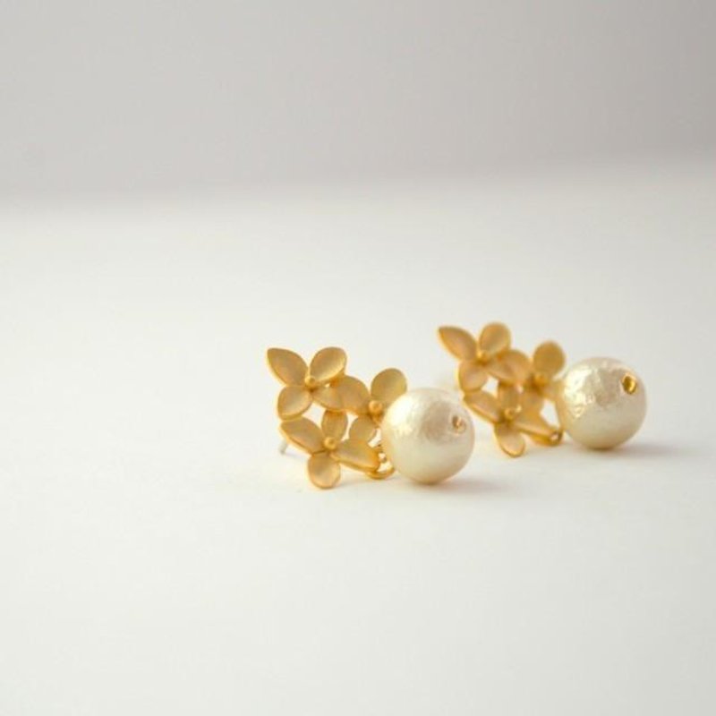 Flower Cotton Pearl Pierce - ต่างหู - โลหะ สีทอง