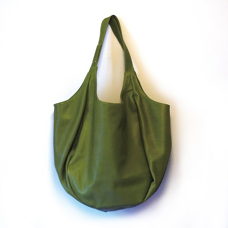 草綠-立體剪裁牛皮肩背包{六片牛皮拼接而成} size L - กระเป๋าแมสเซนเจอร์ - หนังแท้ สีเขียว