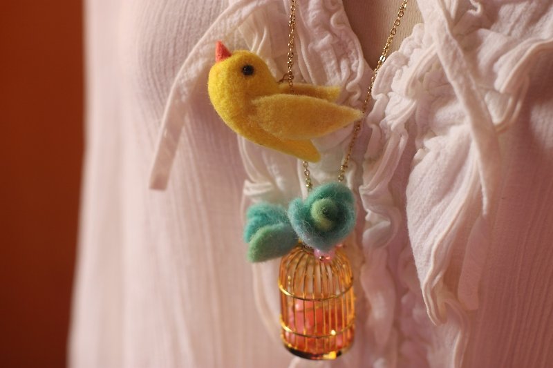 ゴールドワイヤー 鳥かご ネックレス - ネックレス - ウール イエロー