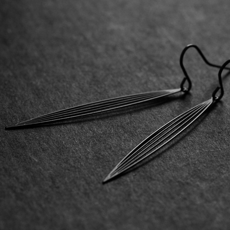 Black Light Bamboo Earrings Black Sasagrass Earrings - ต่างหู - โลหะ 