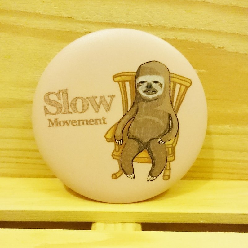樹懶阿懶【Slow Movement】 手繪風胸章 - 胸針 - 塑膠 咖啡色