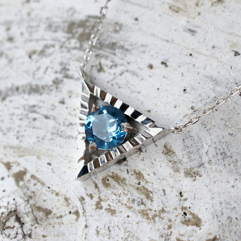 Triangle necklace blue topaz - สร้อยคอ - โลหะ สีน้ำเงิน
