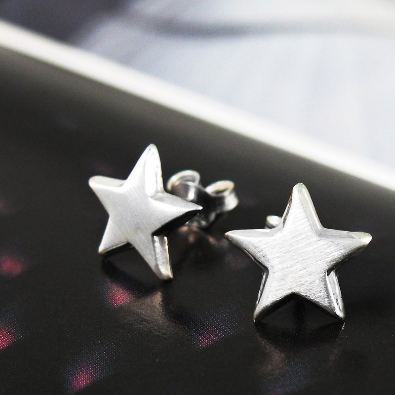 純銀 耳環 璀璨 星星 髮絲紋效果 耳環 -64DESIGN銀飾 - 耳環/耳夾 - 純銀 銀色