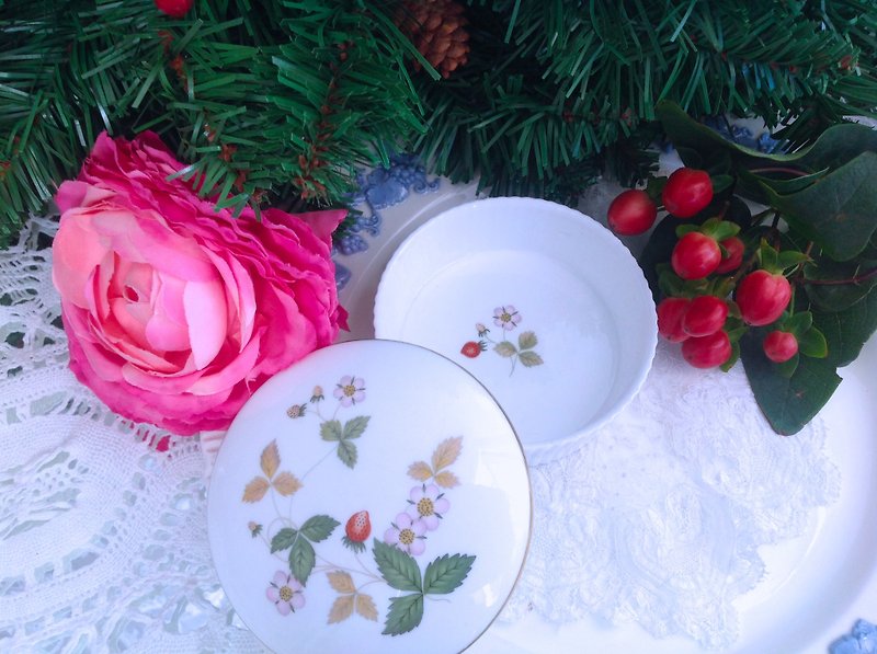 ♥ ♥ Annie crazy Antiquities British bone china Royal Queen wedgwood Wild Strawberry Wild Strawberries round jewelry box Christmas gifts - จานเล็ก - เครื่องลายคราม หลากหลายสี