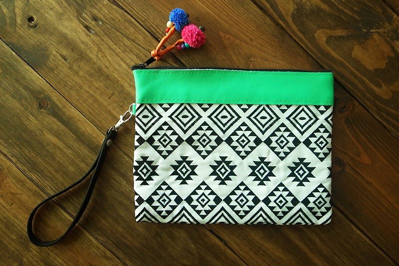 【Grooving the beats】[ Fair Trade] Hmong Wristlet Emboridery Clutch With  Leather Trim Handmade Thailand / Cosmetic Bag（Aztec Pattern） - Clutch Bags - Cotton & Hemp White