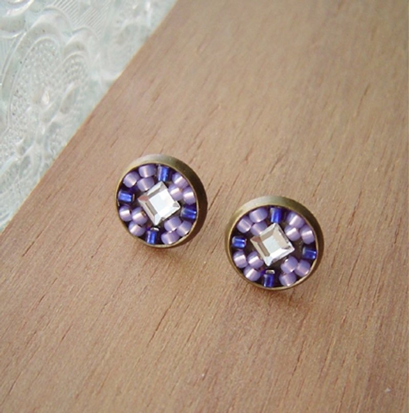 :: 小花磚 :: 幸運草(紫)。貼耳。Swarovski方型水鑽。圓。拼貼 - 耳環/耳夾 - 其他金屬 紫色