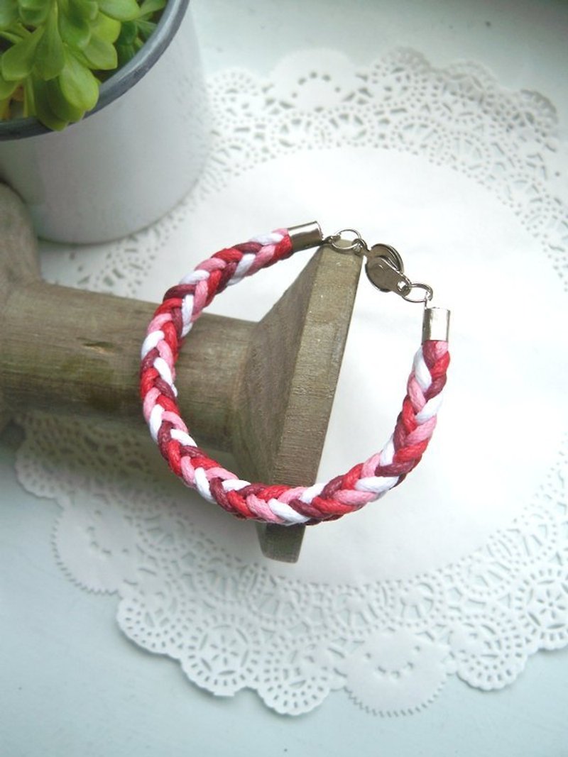 Three-dimensional bracelet-confident style-1 - สร้อยข้อมือ - ผ้าฝ้าย/ผ้าลินิน สีแดง