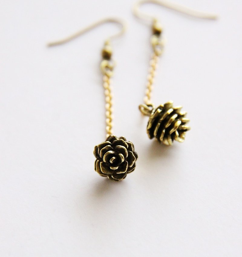 Golden Pinecone with Brass chains Earrings - 耳環/耳夾 - 紙 金色