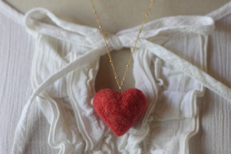 Natural plant dyed hematoxylin dyed wool felt red heart necklace - Necklaces - Plants & Flowers Red