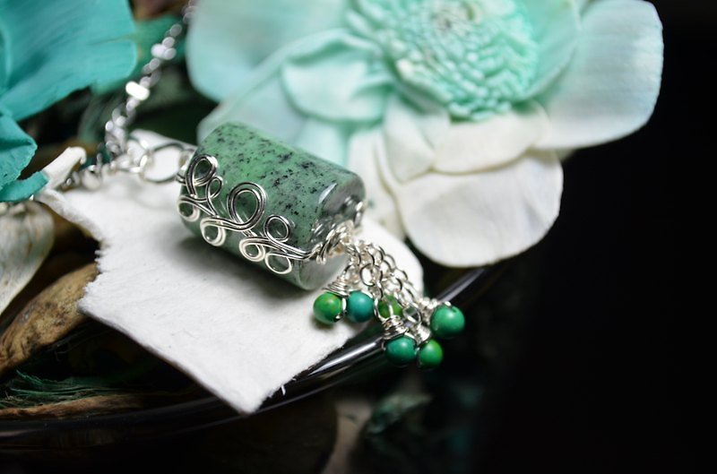 圓柱花綠石設計鍊-金屬線/水晶 - Necklaces - Other Metals Green