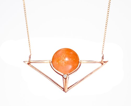 Majade Jewelry Design 14k玫瑰金太陽石鎖骨鍊 橘色寶石鑽石墜子 日光石幾何三角形項鍊