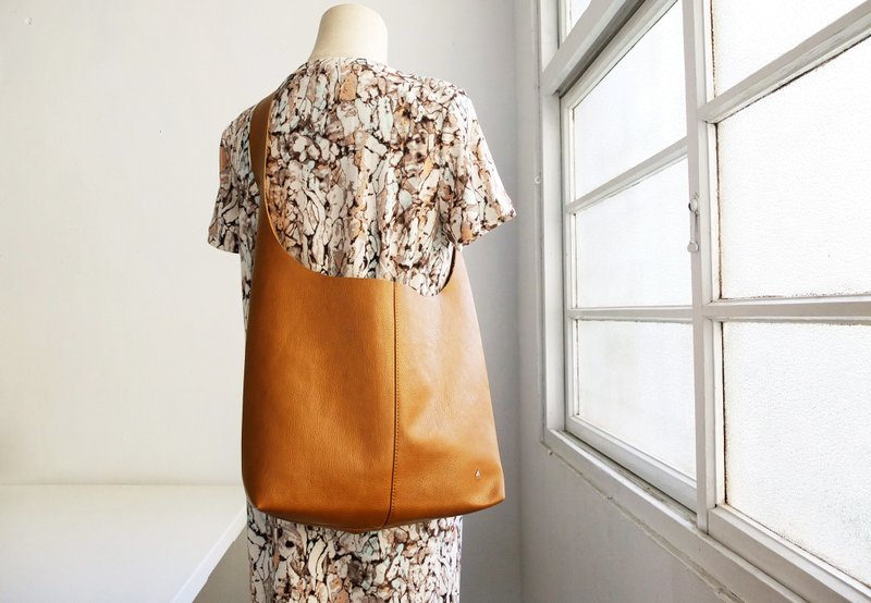 Coet One Sheet Shoulder Bag 單肩包/單車包-焦糖色 - 側背包/斜背包 - 其他材質 咖啡色