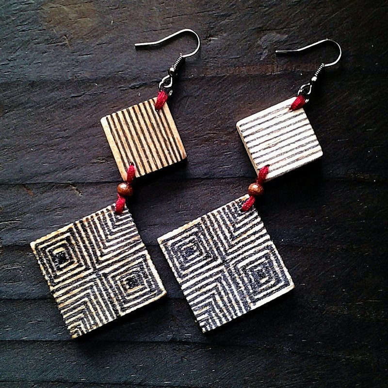 Muse line and the red line painted wooden earrings - ต่างหู - ไม้ สีแดง