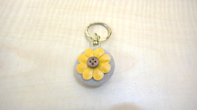 手感布包釦黃色花朵鑰匙圈 - 鑰匙圈/鎖匙扣 - 其他材質 黃色