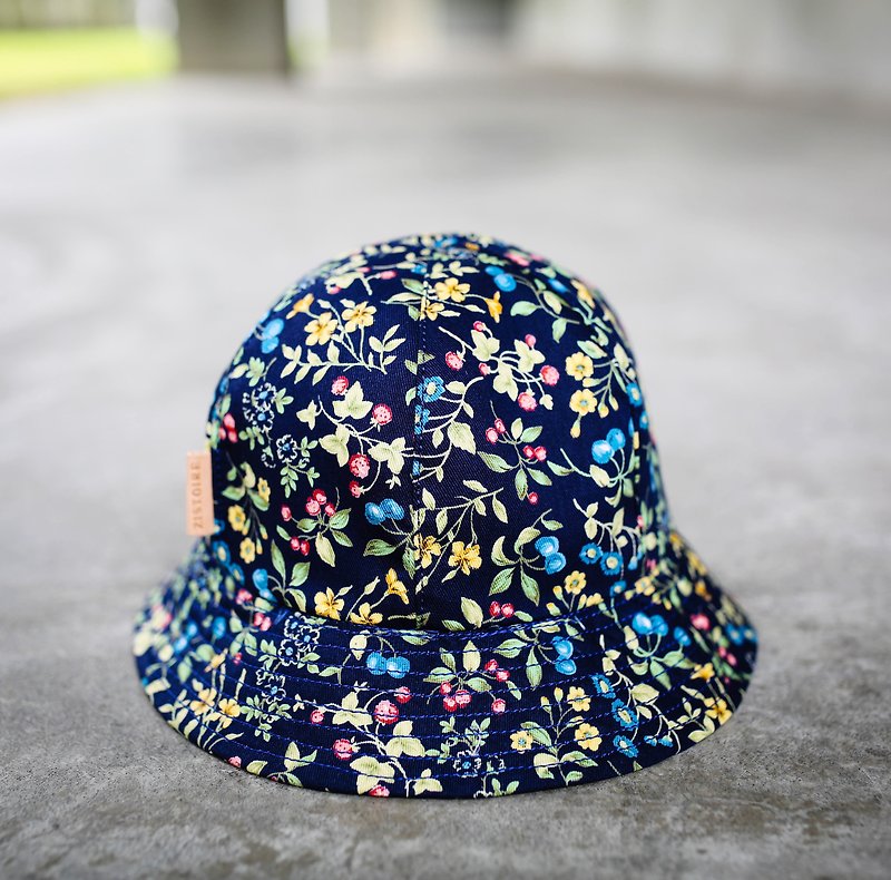 【Sunny & Rainy 雙面漁夫帽】ZiHAT-001/雅緻小花園(深藍)+素面深藍 / 下單時請於備註告知頭圍公分數 - 帽子 - 其他材質 