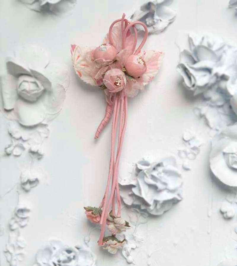 Cherry blossom color, three bud brocade, small side clip brooch, styling hair accessory-pink - Hair Accessories - Other Materials Pink