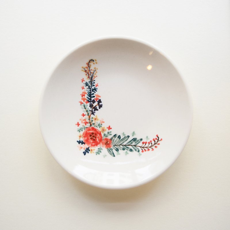Hand-painted small porcelain plate-letter L-customized, name - จานเล็ก - เครื่องลายคราม สีแดง