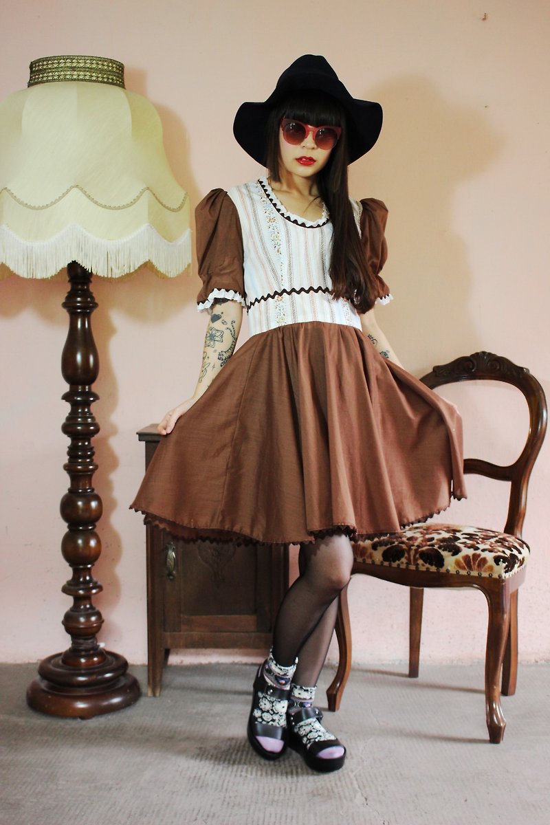 F1056(Vintage)巧克力色拼接白色大波浪裙擺蕾絲領口棉質古著洋裝(婚禮/野餐/派對) - 連身裙 - 其他材質 咖啡色