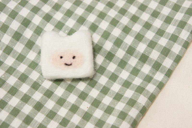 羊毛氈別針/吊飾/髮圈 - 探險活寶/阿寶 - 心口針/胸針 - 羊毛 白色