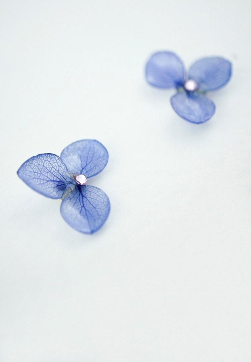 Rhapsody in Garden – Blue Real Hydrangea Flower with Swarovski Crystal Stud Earring - ต่างหู - เครื่องเพชรพลอย สีน้ำเงิน