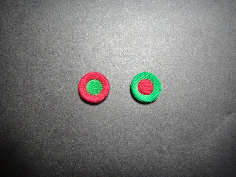 (C) 聖誕紅綠_小型布製雙層鈕釦耳環 CO24BT/UZ51Z53 - 耳環/耳夾 - 其他材質 
