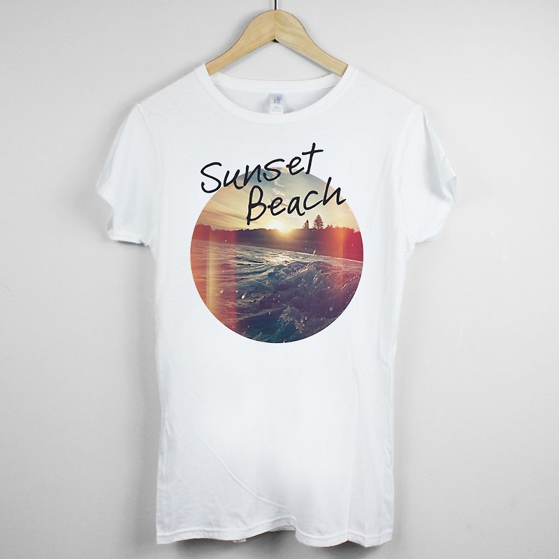 Sunset Beach Girls Short Sleeve T-Shirt-White Sunset Beach Surfing Sunset Vacation Summer Design Fashionable Photos - เสื้อยืดผู้หญิง - วัสดุอื่นๆ ขาว