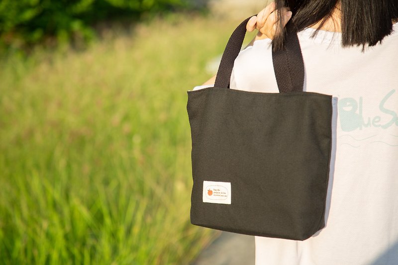 Mysterious black tote bag medium - กระเป๋าถือ - ผ้าฝ้าย/ผ้าลินิน สีดำ